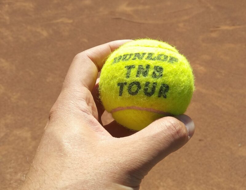 Tennisball in der Hand